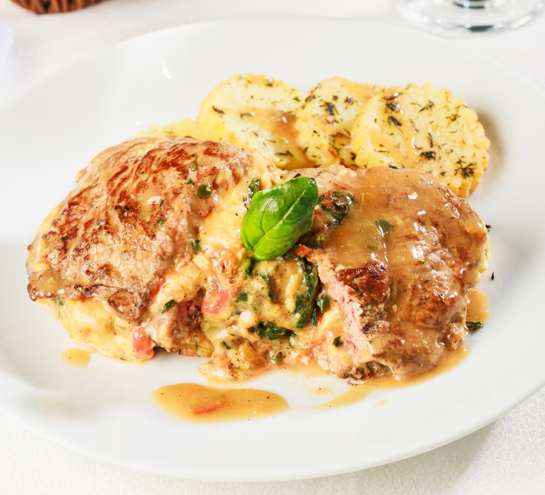 Plat principal dresse pour la table
